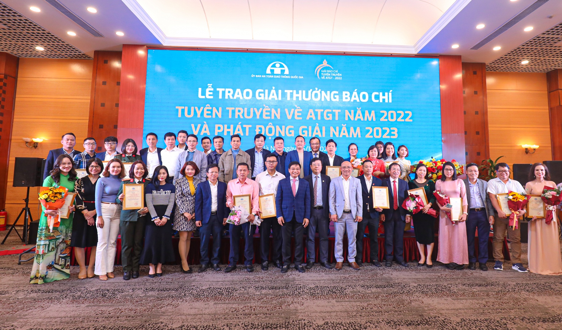 Các tác giả đoạt giải cùng chụp ảnh lưu niệm với Bộ trưởng Bộ GTVT Nguyễn Văn Thắng.