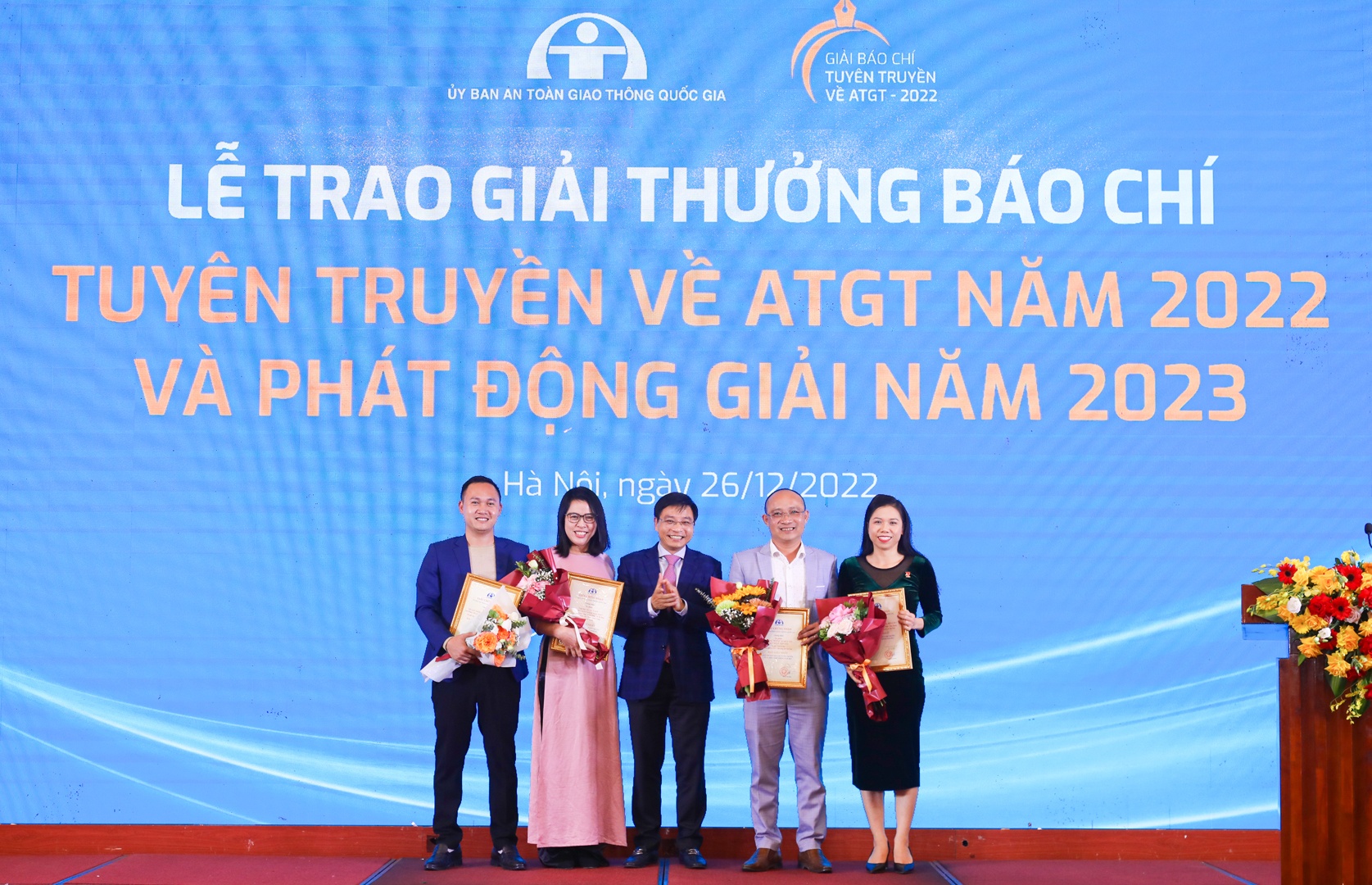 Bộ trưởng Bộ GTVT Nguyễn Văn Thắng trao Giấy chứng nhận cho 4 tác giả, nhóm tác giả có tác phẩm đoạt giải nhất.