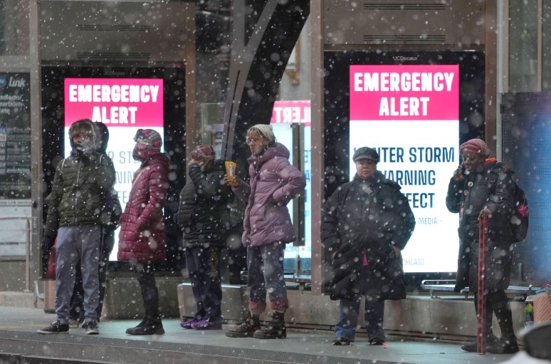 Tuy vậy, từng có thời điểm trong ngày 24/12 ghi nhận 1,7 triệu người phải sinh hoạt trong tình trạng mất điện giữa thời tiết giá lạnh. Tình hình đã cải thiện hơn vào ngày 25/12 dù 180.000 người tại các bang ở miền đông nước Mỹ vẫn ở trong khu vực bị cắt điện. Ảnh - AP