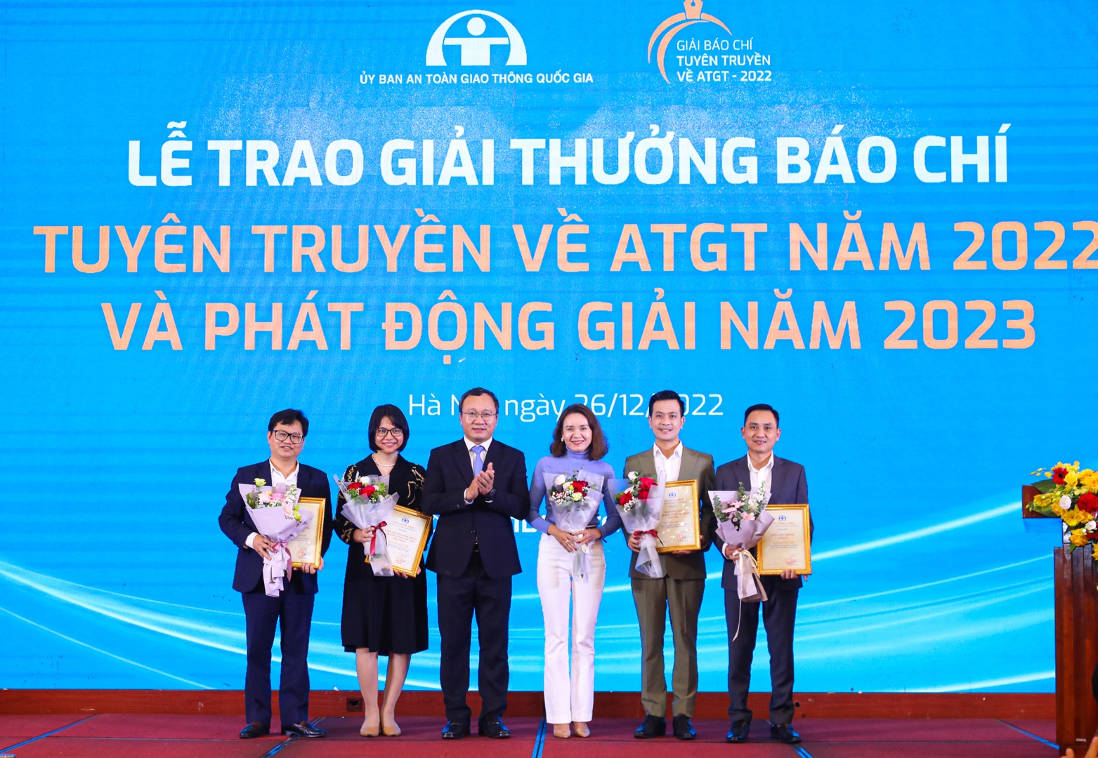 Ông Khuất Việt Hùng, Phó Chủ tịch chuyên trách Ủy ban ATGT Quốc gia trao giải tập thể cho các cơ quan báo chí, trong đó có Báo Giao thông.