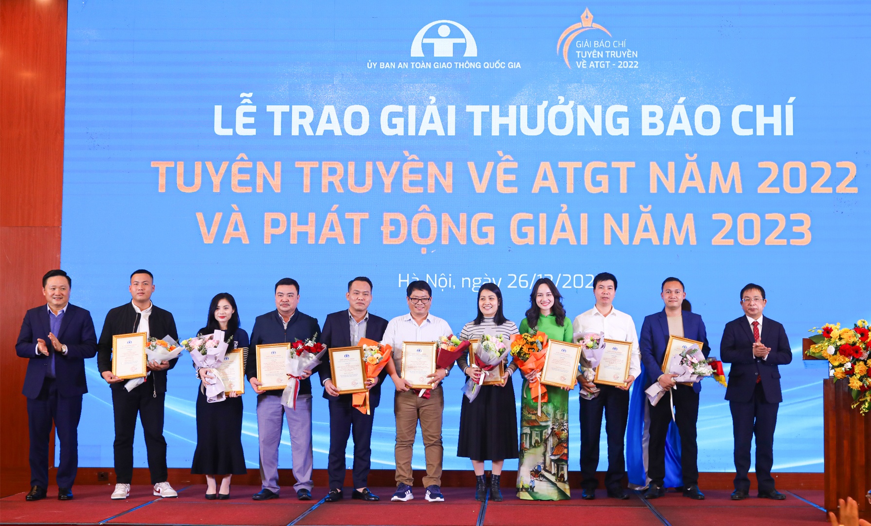 Phó Tổng Giám đốc Thông tấn xã VN Nguyễn Tuấn Hùng và Phó TBT Báo Nhân dân Phan Văn Hùng trao giải cho các nhà báo, phóng viên có tác phẩm đoạt giải 3.