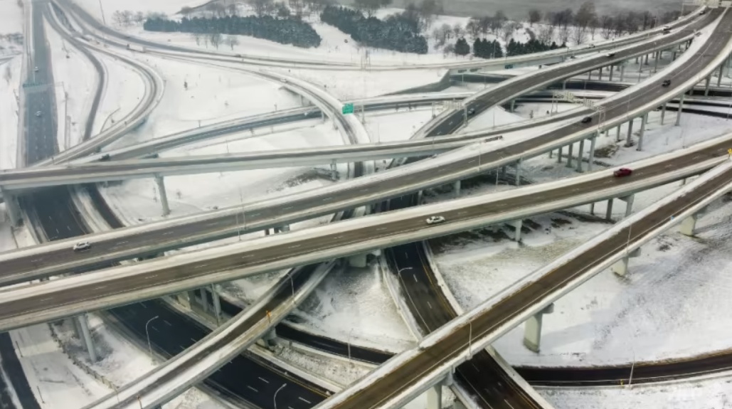 Đường sá bị băng tuyết bao phủ, khiến một số tuyến đường giao thông đông đúc nhất của nước Mỹ từng có thời điểm phải tạm thời dừng hoạt động vào cuối tuần qua. Lái xe được khuyến cáo hạn chế ra ngoài dù nước Mỹ đang trong thời điểm cao điểm đi lại dịp lễ hội cuối năm. Ảnh - AFP