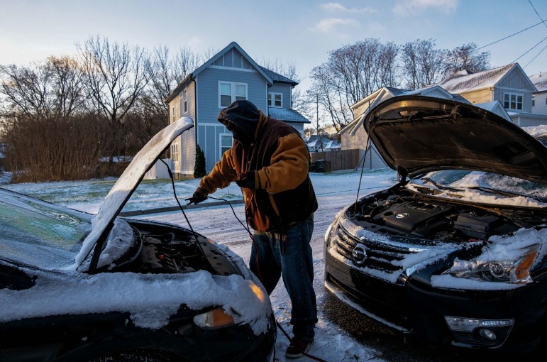 Một quan chức cấp cao của thành phố cho biết có địa phương đã phát hiện nhiều thi thể ở bên trong phương tiện hay các địa điểm sưởi ấm công cộng giữa thời tiết giá lạnh. Lực lượng phản ứng khẩn cấp được huy động đi kiểm tra từng xe ô tô đỗ trong khu vực để tìm kiếm, giải cứu người dân bị mắc kẹt hoặc phát hiện thi thể. Ảnh - AFP