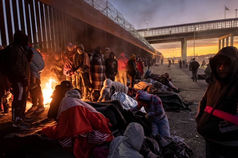 Thống đốc New York Kathy Hochul cho biết bang đã huy động 200 Vệ binh Quốc gia hỗ trợ giải cứu người dân tại khu vực thành phố Buffalo. Ảnh - Getty