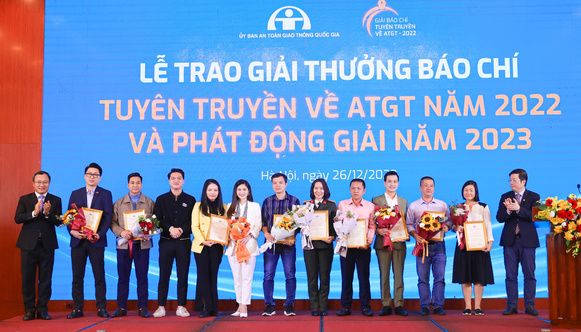 Thứ trưởng Bộ Thông tin & Truyền thông Nguyễn Thanh Lâm và ông Khuất Việt Hùng trao giải cho 9 tác phẩm đoạt giải Nhì.