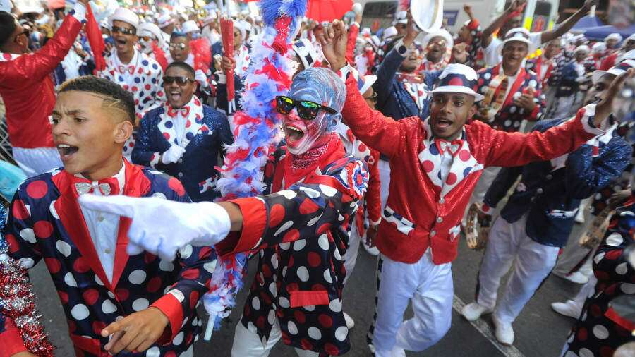 Cape Town, Nam Phi: Dưới ánh sáng của pháo hoa vào đêm giao thừa, Cape Town - một trong những thành phố đẹp nhất tại châu Phi và trên thế giới dường như lại càng lung linh huyền ảo hơn. Ảnh - Getty