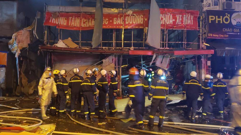 Ngọn lửa đột ngột bốc cao cùng tiếng nổ lớn khiến toàn bộ cửa hàng xe máy đổ sập, cháy rụi.