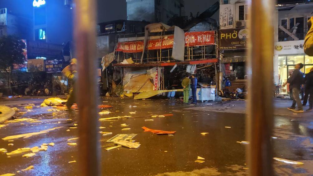 Theo người dân, thời điểm cửa hàng xe máy ở cạnh số 178 Hoàng Công Chất xảy ra cháy, nổ thì cả khu vực bị rung chấn như động đất, ngọn lửa nhanh chóng bao trùm cùng mùi khét rất khó chịu.
