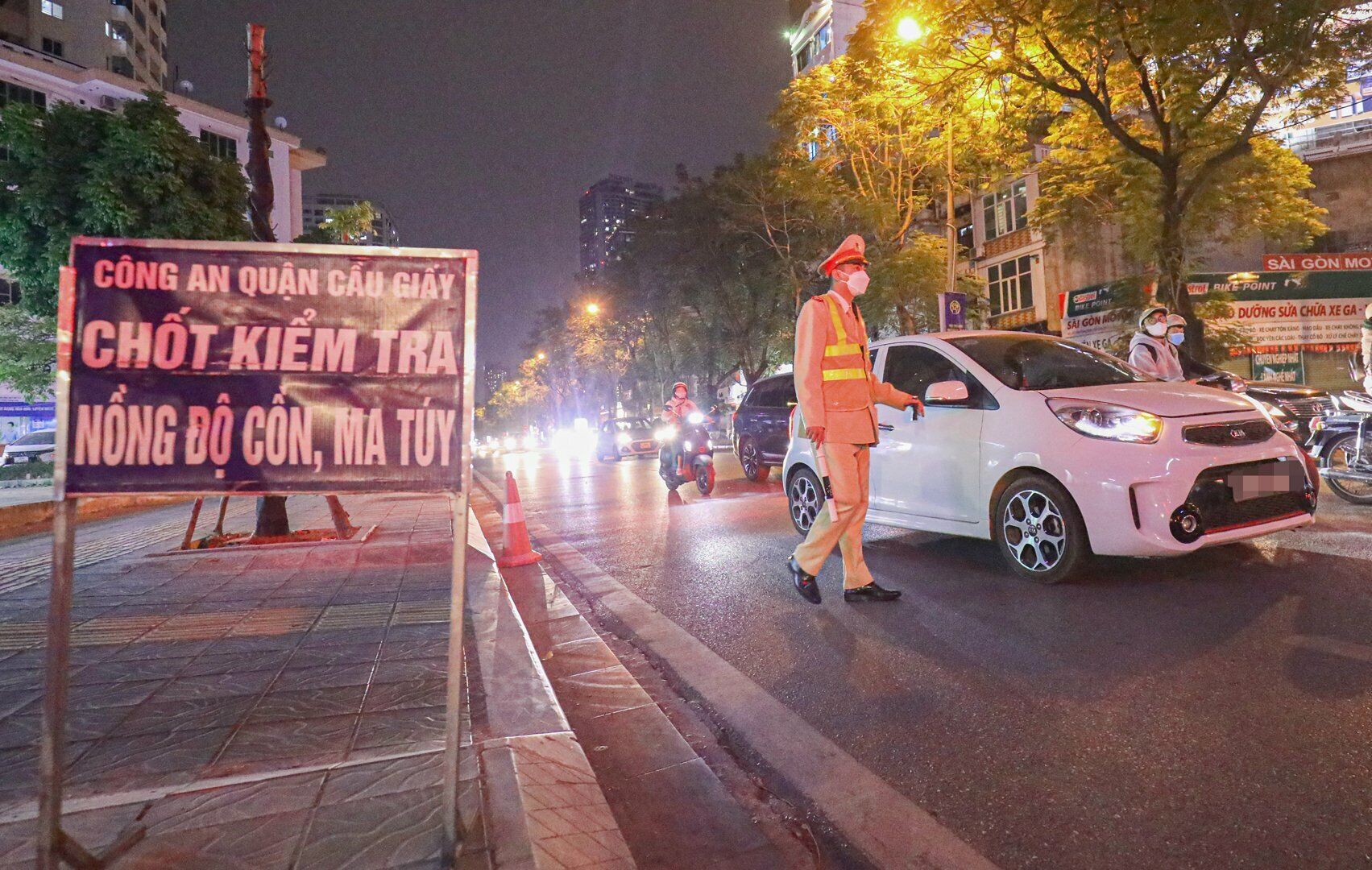 Đêm 27/12, theo chân Tổ công tác của Đội CSGT Công an quận Cầu Giấy (TP Hà Nội) thực hiện chuyên đề xử lý tài xế vi phạm nồng độ cồn  tại ngã ba phố Trần Đăng Ninh và phố Nguyễn Phong Sắc, PV Báo Giao thông ghi nhận, chỉ trong hơn 1 tiếng, lực lượng đã phát hiện rất nhiều vi phạm.