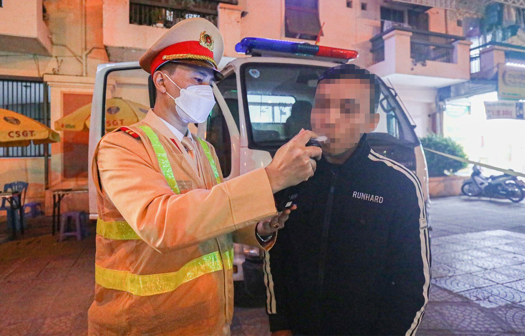 Phải mất rất nhiều thời gian, thuyết phục và hướng dẫn thanh niên này mới thổi đúng cách và máy đo nồng độ cồn mới nhận diện được.