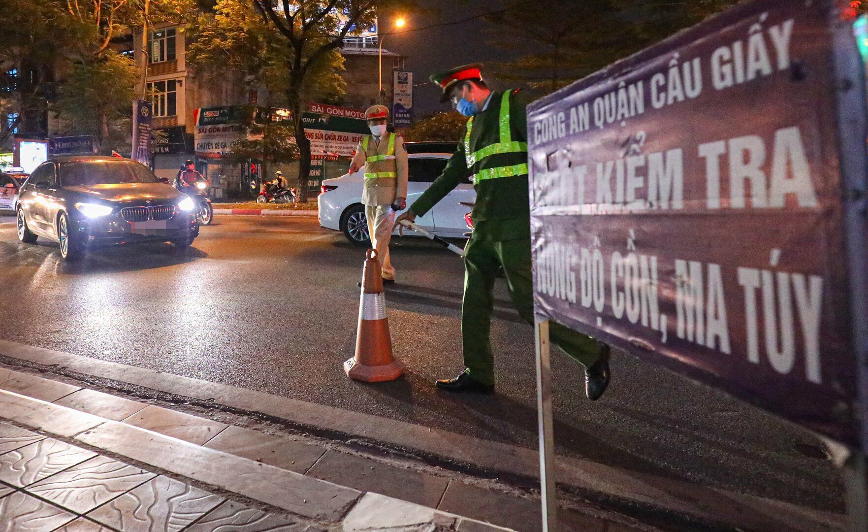 Chỉ hơn 1 giờ đồng hồ đêm 27/12, lực lượng CSGT Công an quận Cầu Giấy đã phát hiện 5 người điều khiển xe máy và 1 người điều khiển ô tô vi phạm nồng độ cồn ở ngã ba Trần Đăng Ninh giao với Nguyễn Phong Sắc.