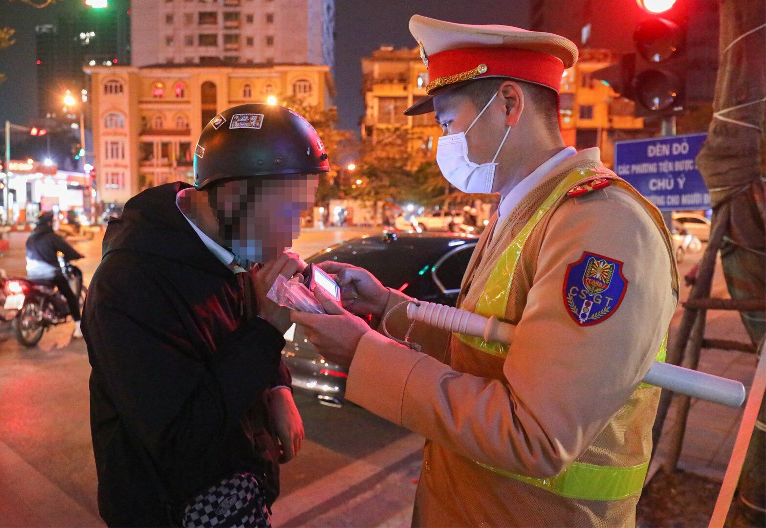 Thiếu tá Công Thanh Bình, cán bộ Đội CSGT, Công an quận Cầu Giấy cho hay, thực hiện nghiêm chỉ đạo của Công an TP Hà Nội về việc tăng cường xử lý đối với lỗi vi phạm sử dụng rượu bia khi lái xe, Đội CSGT Công an quận Cầu Giấy thời gian qua đã triển khai nhiều biện pháp nhằm hướng tới xử lý triệt để những "ma men" lái xe.