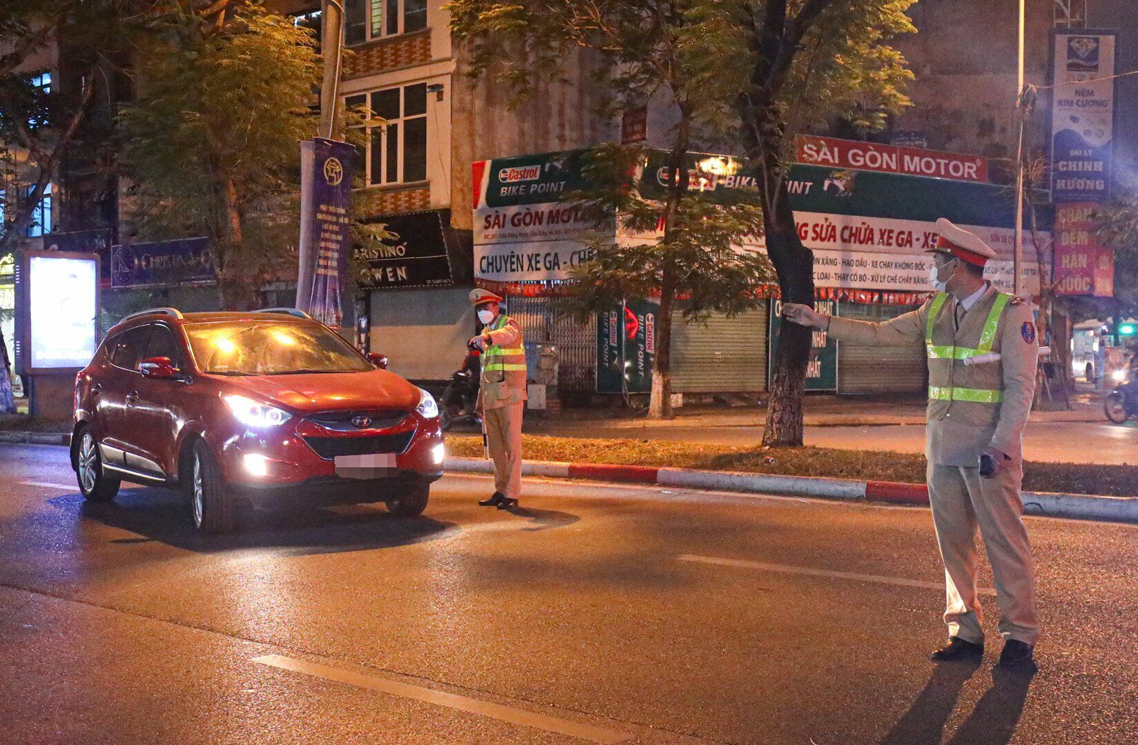 "Chúng tôi thường xuyên chuyển địa điểm lập chốt kiểm tra nồng độ cồn và ma túy trên những tuyến đường quản lý để tạo sự bất ngờ, giảm thiểu tối đa hiện tượng né tránh địa điểm lập chốt "thân quen", nhờ người trợ giúp, xin xỏ của những tài xế vi phạm nồng độ cồn", Thiếu tá Công Thanh Bình cho biết.