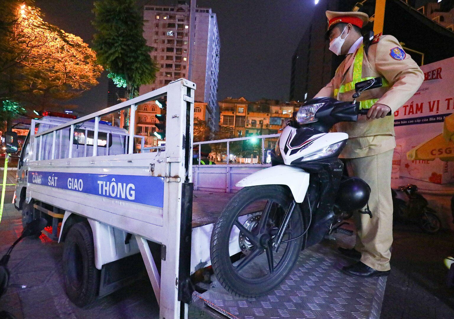Theo Thiếu tá Bình, với quyết tâm bảo đảm ổn định tình hình TTATGT, giảm thiểu tối đa những vụ TNGT liên quan trực tiếp đến rượu bia, Đội CSGT Công an quận Cầu Giấy đã và đang tiếp tục tăng cường xử lý nghiêm vi phạm lái xe sử dụng rượu bia, kiên quyết xử lý tất cả trường hợp vi phạm, không có vùng cấm, không có ngoại lệ.