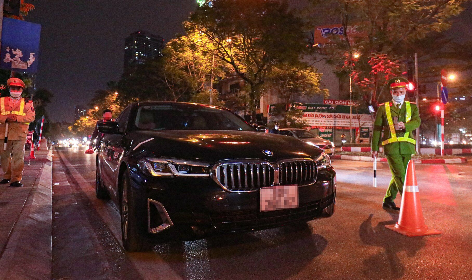 Điển hình, khoảng 22h cùng ngày, nhận thấy có dấu hiệu khả nghi, Tổ công tác đã ra tín hiệu dừng xe ô tô BMW, mang BKS có đầu số 30H.