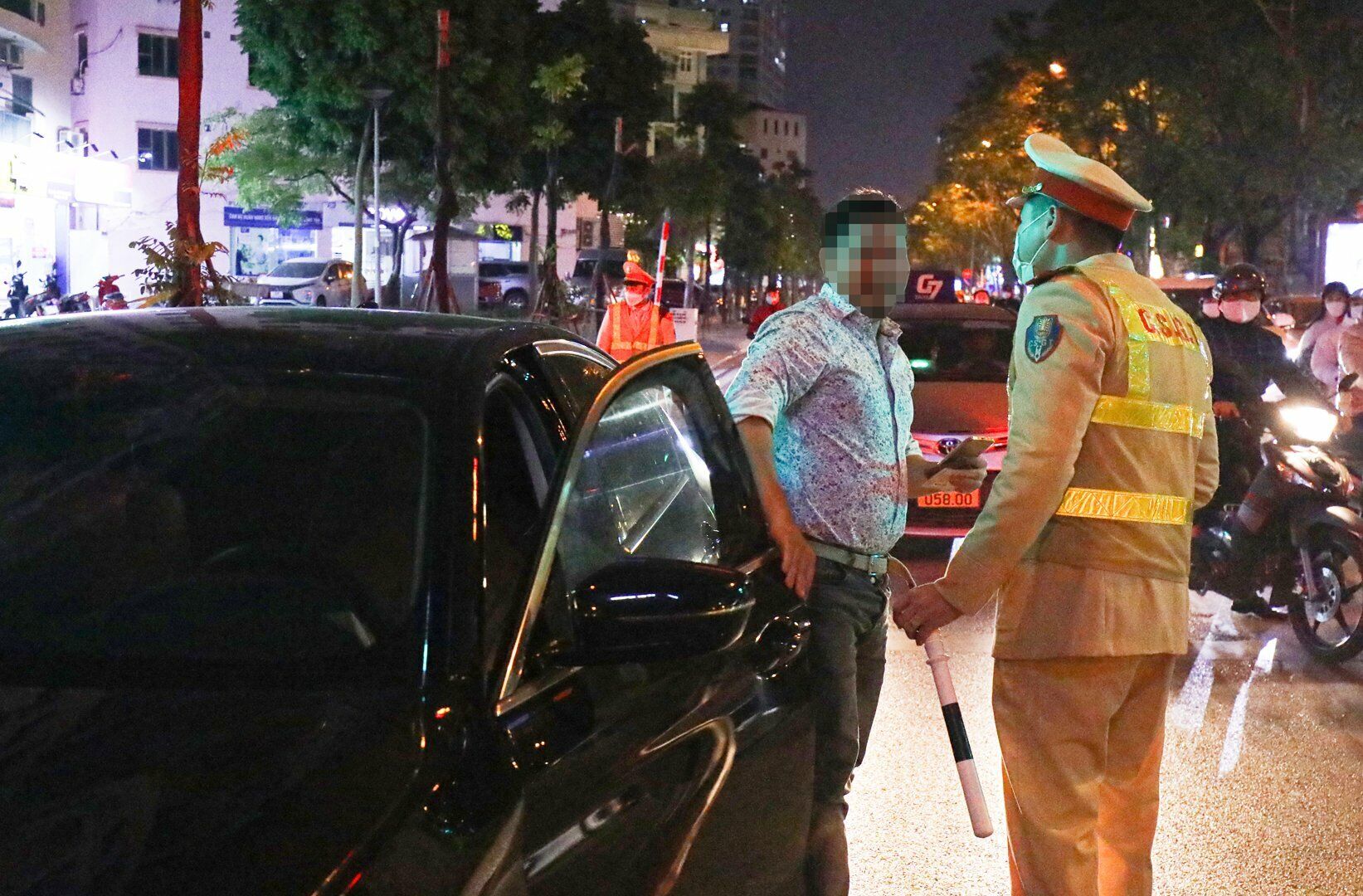 Sau khi được yêu cầu xuống xe, nam tài xế tên M. điều khiển chiếc xế sang BMW đã liên tục thông báo với các cán bộ, chiến sỹ CSGT trong Tổ công tác là "quen anh nọ, chị kia".