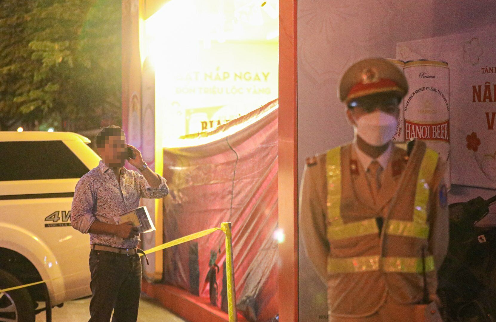 Sau khi có kết quả đo nồng độ cồn, tài xế này liên tục điện thoại cho "anh nọ, chị kia" để "trợ giúp", nhưng lực lượng CSGT đều từ chối nghe điện thoại.