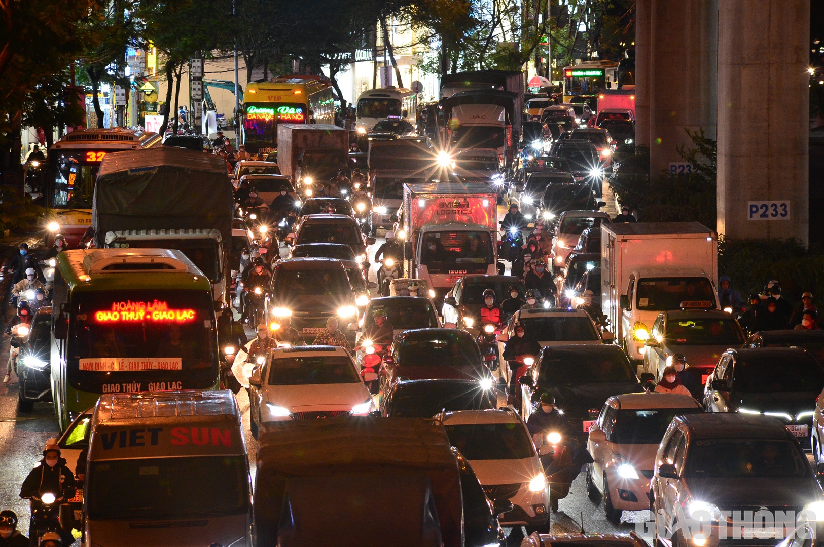 Đến hơn 19h, lưu lượng phương tiện trên đường Hồ Tùng Mậu hướng đi trung tâm thành phố vẫn chưa giảm.