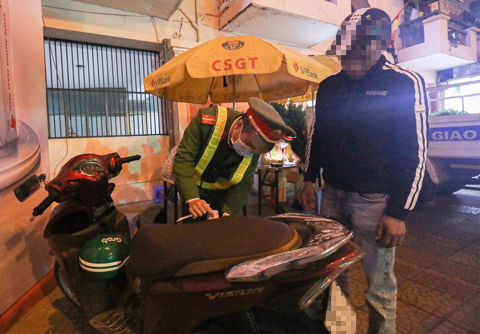 Hay một trường hợp vi phạm khác là nam thanh niên điều khiển xe máy biển số đầu 36L1.