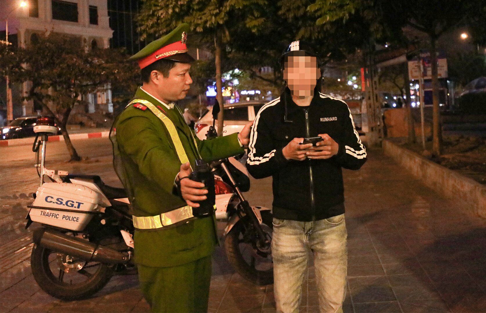 Dù có dấu hiệu vi phạm nồng độ cồn, nhưng khi Tổ công tác yêu cầu thổi vào máy đo, nam tài xế xe máy biển số đầu 36L chỉ giả vờ thổi, hoặc là thổi rất nhẹ để máy không nhận diện được hơi thở.