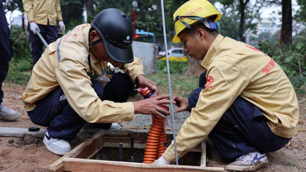 Hệ thống cốt đèn chiếu sáng đang được nhanh chóng lắp đặt để kịp cho buổi khai trương diễn ra vào tối thứ 6 tuần này.