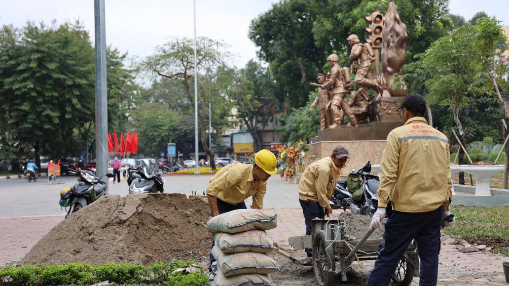 Theo ghi nhận của PV Báo Giao thông, hiện nay, công nhân đang tiến hành sửa chữa và lát đá vỉa hè trong không gian phố đi bộ Trần Nhân Tông.