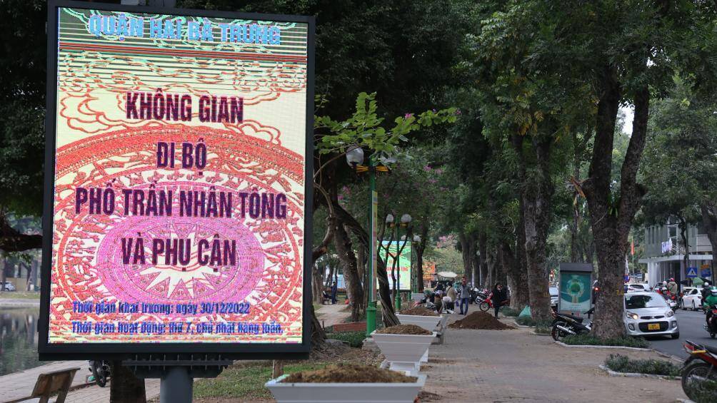 Quận Hai Bà Trưng (TP Hà Nội) đang khẩn trương chỉnh trang đô thị, hoàn chỉnh các hạng mục, sẵn sàng khai mạc không gian đi bộ phố Trần Nhân Tông vào tối 30/12/2022.