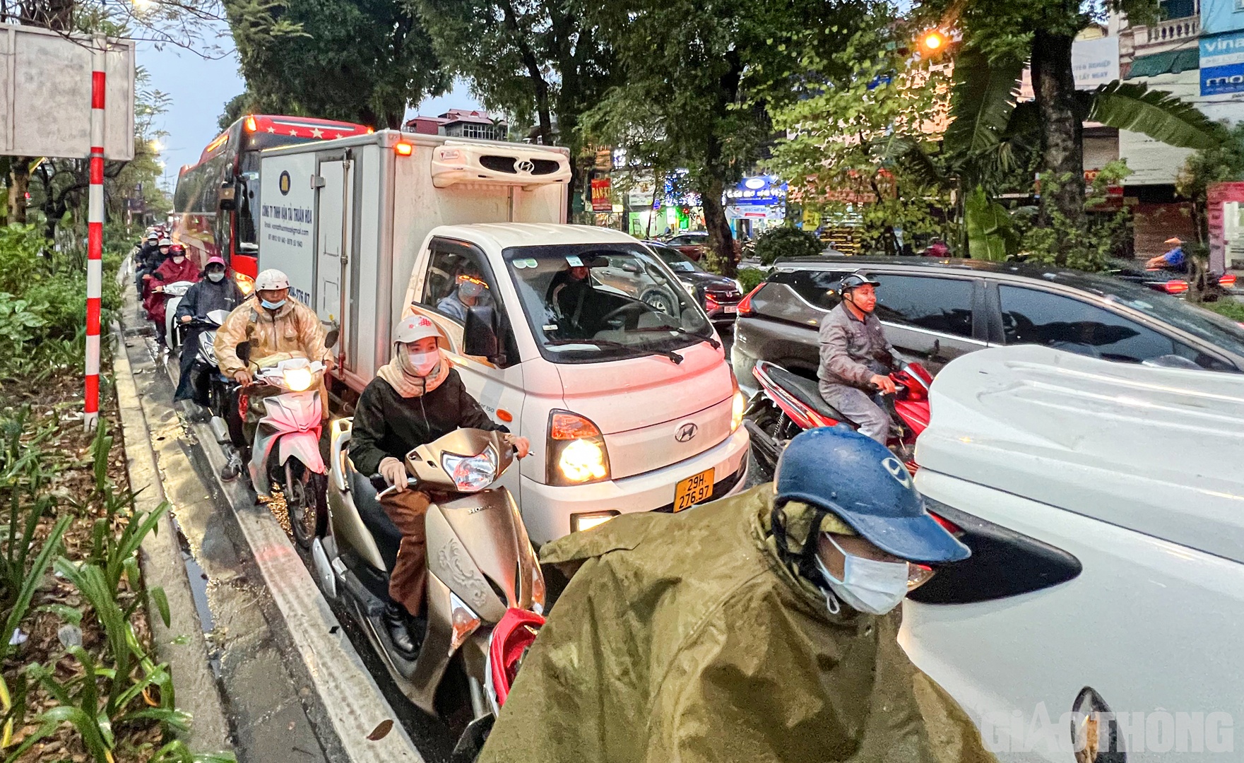 Theo Trung tâm Dự báo Khí tượng Thủy văn Quốc gia, không khí lạnh tiếp tục ảnh hưởng đến hầu hết các nơi ở Bắc Bộ. Tại Hà Nội, nhiệt độ giảm sâu chỉ còn khoảng 12 độ C kèm theo mưa khiến việc lưu thông của người dân gặp khó khăn.