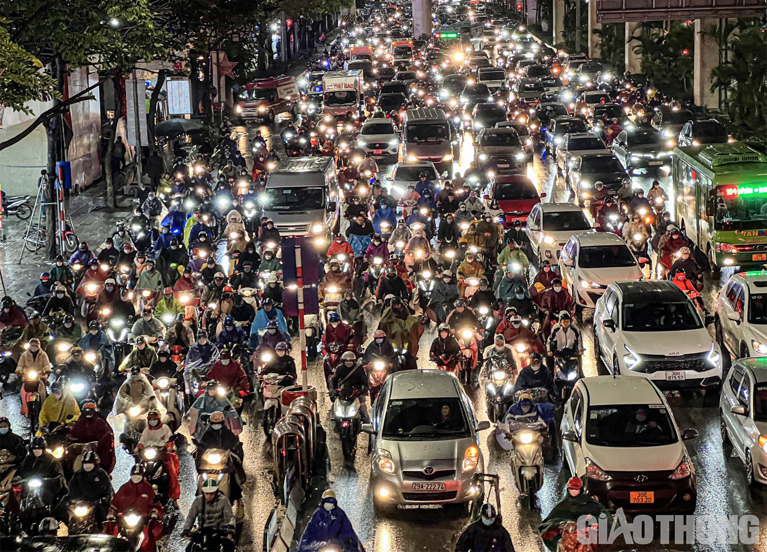 Tương tự, trên đường Nguyễn Trãi hướng đi hầm chui Thanh Xuân ken cứng người và xe trong giờ cao điểm.