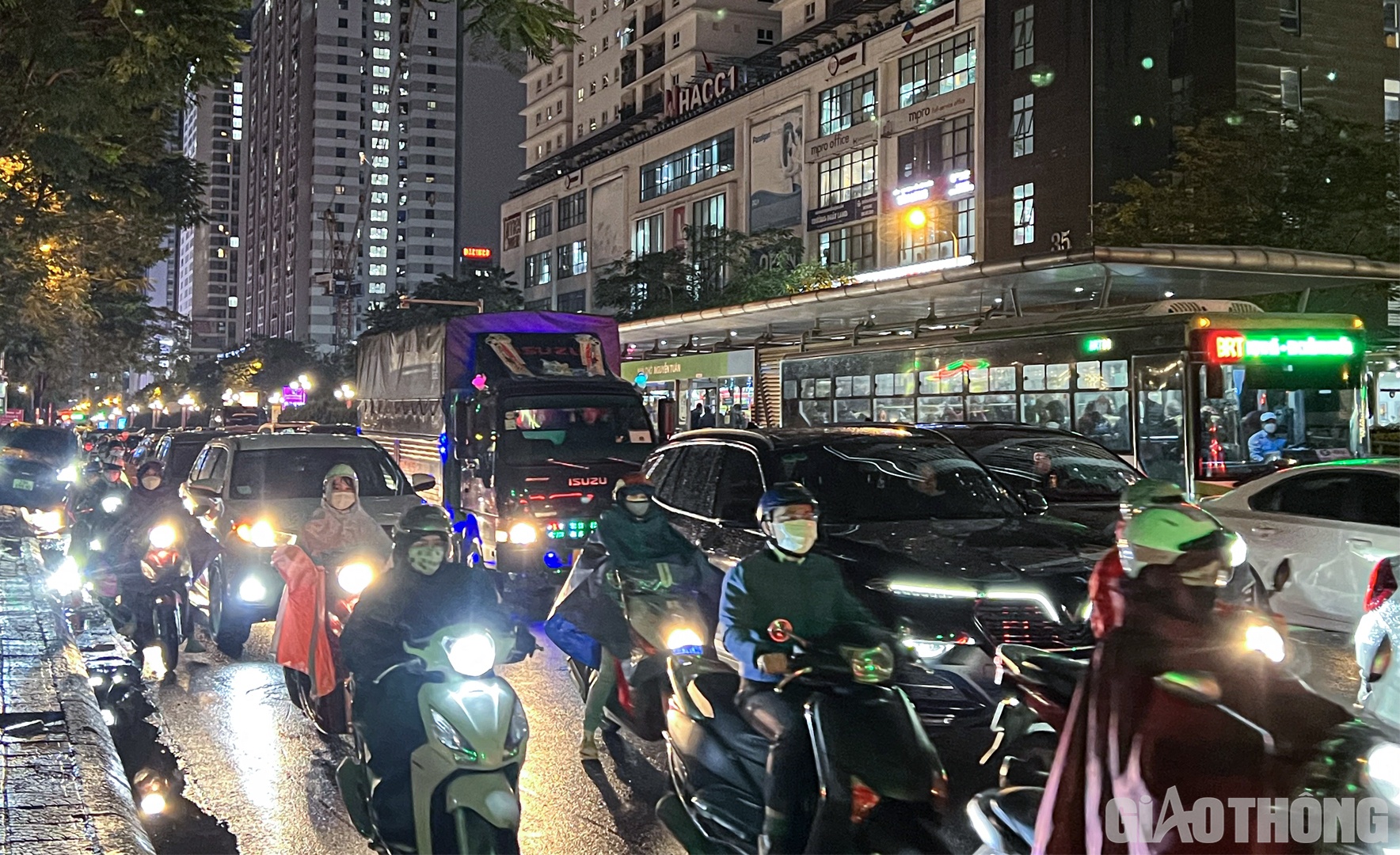 Đường Lê Văn Lương hướng đi Tố Hữu lúc 18h30 cũng chật như nêm.