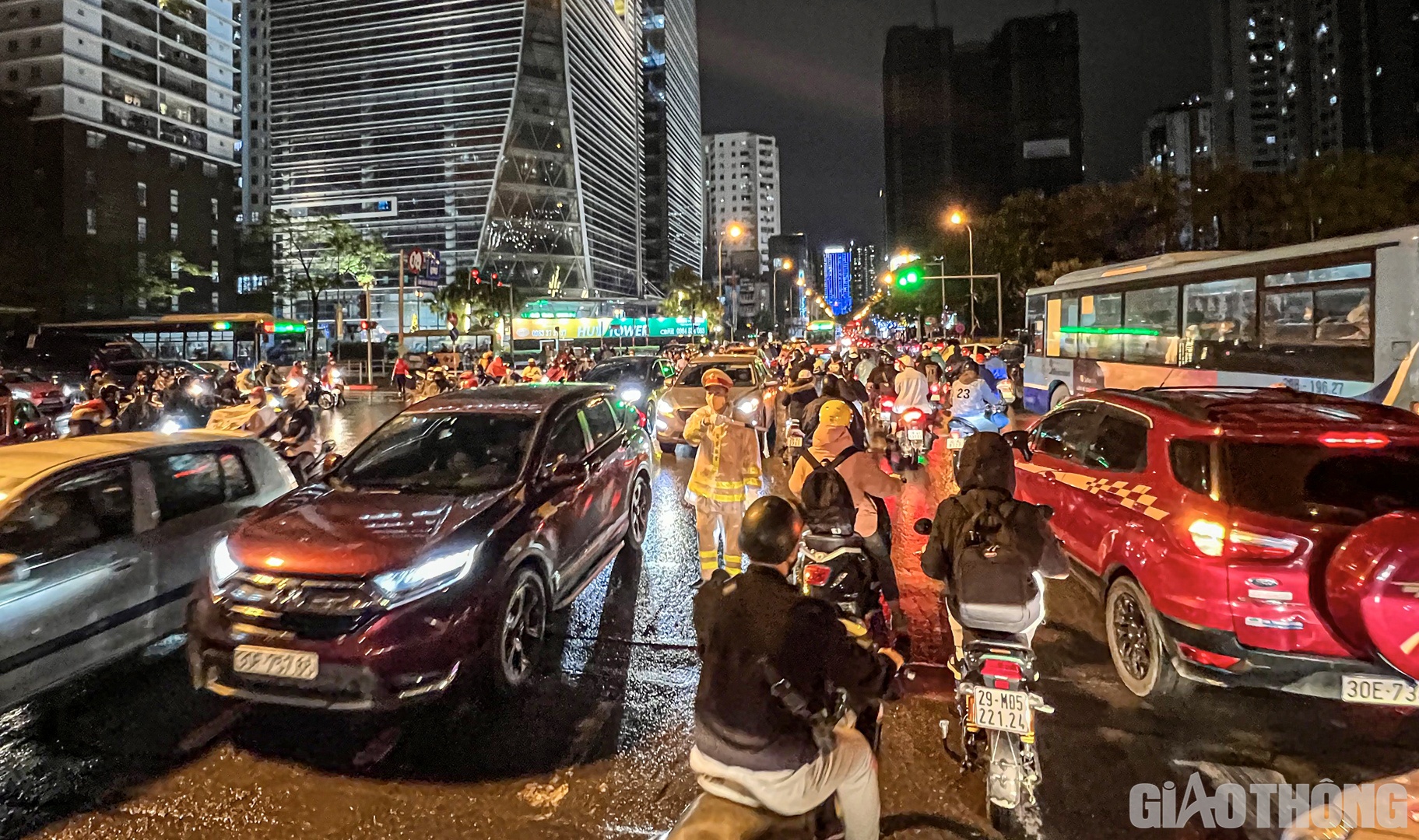 Lực lượng chức năng căng mình điều tiết giao thông tại nút giao Lê Văn Lương - Hoàng Minh Giám - Nguyễn Tuân.