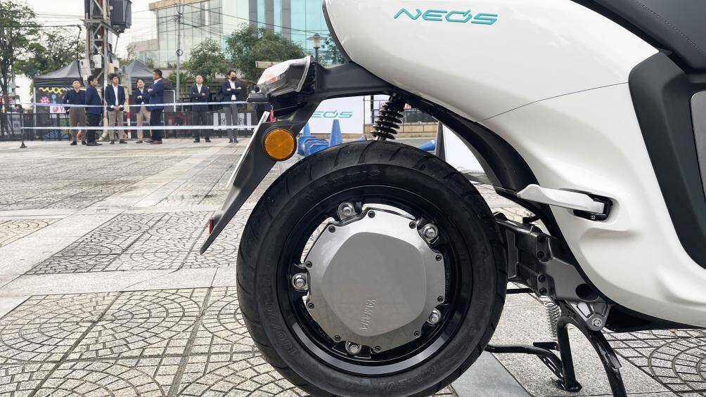 Động cơ trên Yamaha Neo's là loại YIPU 2 không chổi than. Theo Yamaha thông tin, động cơ này hạn chế tiếng ồn và giảm thiếu mất mát động năng. Thêm vào đó, khác biệt với các xe máy điện trên thị trường, với Neo's, khi giảm ga thì phanh động vơ vẫn hoạt động, mang cảm giác lái êm ái như một chiếc xe ga bình thường. Độ nhạy tay ga tốt cũng giúp xe khởi hành ngang dốc dễ dàng