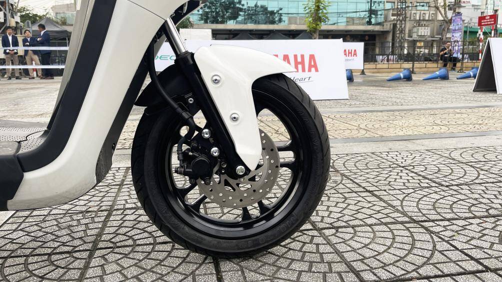 Bánh xe trên Yamaha Neo's có hệ số ma sát đáp ứng được việc tiết kiệm điện năng cũng như tạo ra cảm giác lái thoải mái
