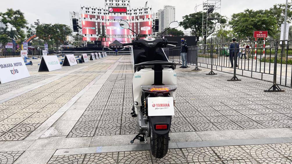 Một số trang bị trên Yamaha Neo's như cổng sạc điện thoại, khoá thông minh, cốp lớn 27 lít, kết nối với điện thoại thông minh...