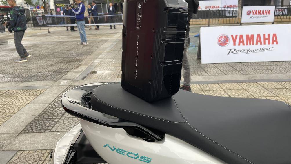 Pin của xe có thể sạc trực tiếp trên xe hoặc ráo rời để sạc bằng nguồn điện dân dụng. Trả lời PV Báo Giao thông, đại diện Yamaha cho biết pin của xe được bảo hành 2 năm, không giới hạn số kilomet. Giá xe 50 triệu đồng đã bao gồm 1 pin kèm theo xe. Giá 1 pin khoảng hơn 18 triệu đồng