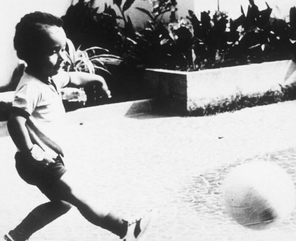 Pele tên đầy đủ là Edson Arantes do Nascimento, ông sinh ra tại làng Três Corações (bang Minas Gerais, Brazil). Là con trai của Celeste và João Ramos. Ảnh: Shutterstock