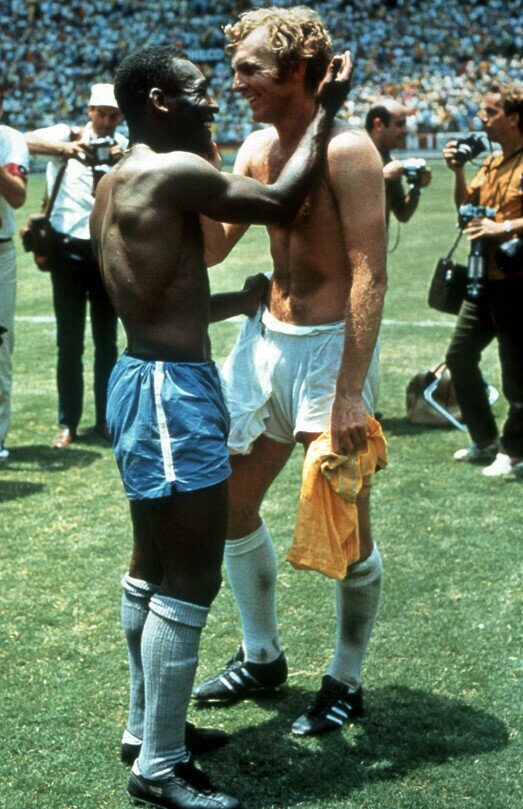 Bức ảnh nổi tiếng nhất của Pele được chụp trong thời gian diễn ra World Cup 1970, khi ông trao đổi áo đấu với Bobby Moore của đội tuyển Anh sau trận đấu vòng bảng của họ tại Estadio Jalisco ở Guadalajara. Brazil thắng trận 1-0 nhờ bàn thắng của Jairzinho. Đây cũng là trận đấu mà thủ môn Gordon Banks của đội tuyển Anh xuất sắc cản phá cú đánh đầu của Pele. Ảnh: Getty Images