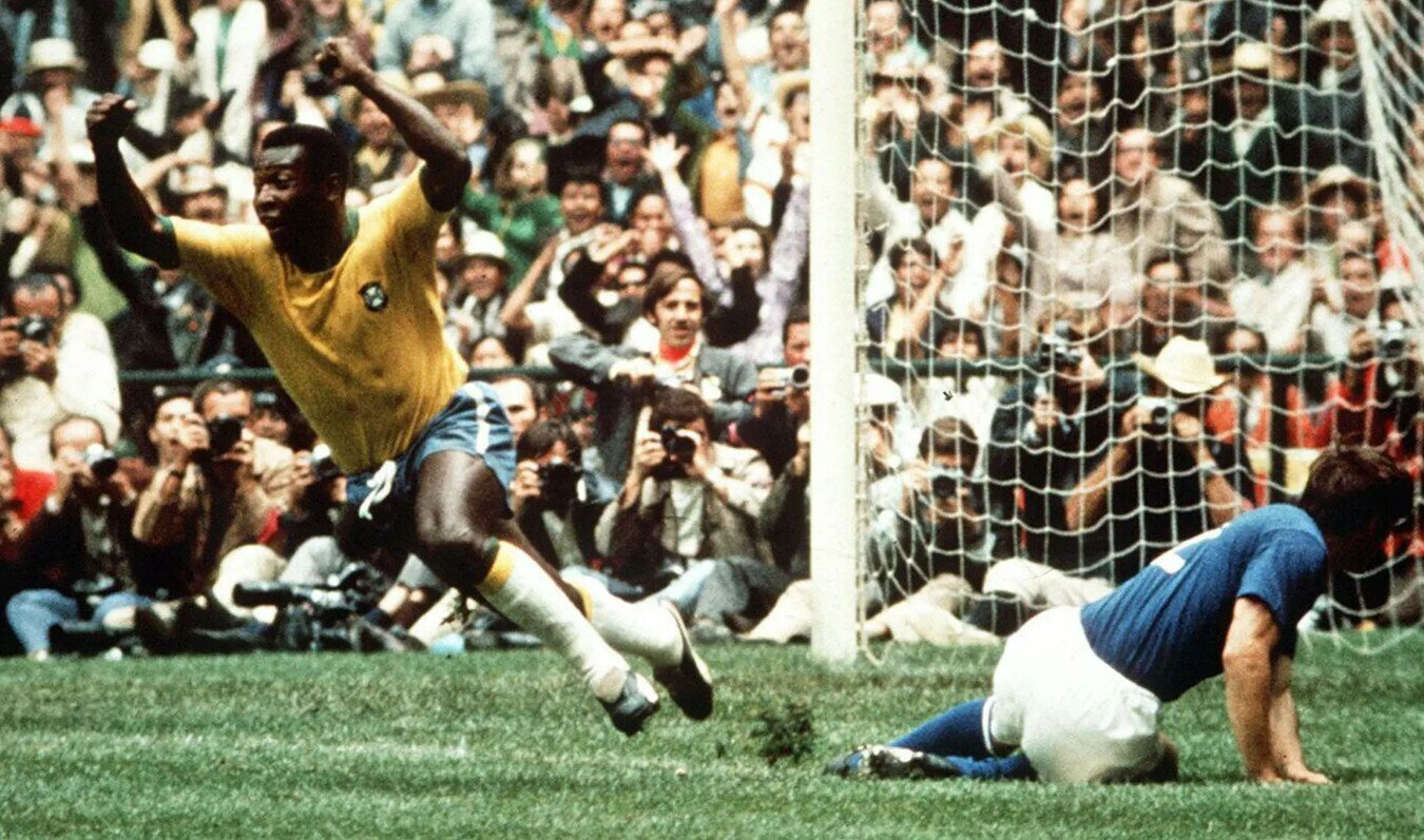 World Cup 1970 là giải đấu đầu tiên được khán giả truyền hình toàn cầu theo dõi trực tiếp. Đây cũng là lần đầu tiên các trận đấu được phát sóng có màu. Bức ảnh này cho thấy Pele ăn mừng bàn thắng đầu tiên trong chiến thắng 4-1 trước Ý ở trận chung kết. Ảnh: Shutterstock