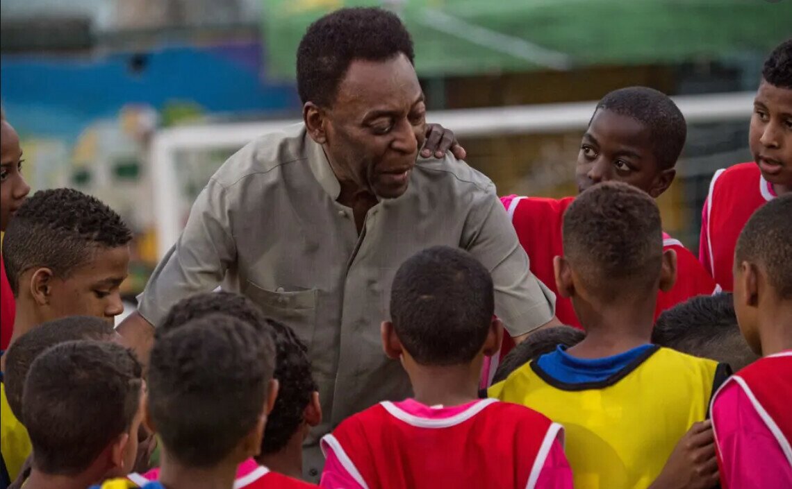 Pele được bổ nhiệm làm bộ trưởng thể thao của Brazil vào năm 1995, phục vụ cho đến năm 1998, năm luật Pele được Quốc hội thông qua. Mục đích của nó là làm trong sạch các cơ quan bóng đá khét tiếng hỗn loạn và tham nhũng của đất nước, đồng thời trao quyền tự do nhiều hơn cho các cầu thủ. Trong ảnh, Pele nói chuyện với trẻ em trong lễ khánh thành một sân bóng được tại Mineira favela ở Rio de Janeiro năm 2014. Ảnh: Getty Images