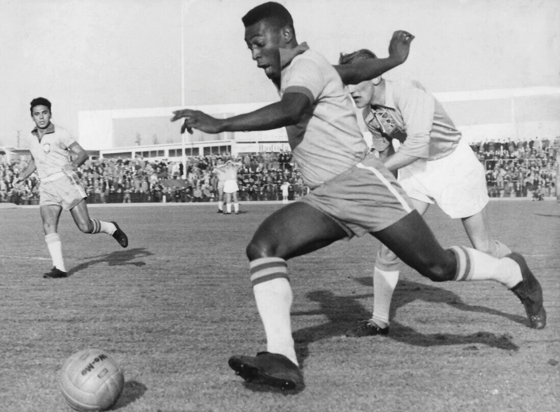 Pele được trời phú cho sự kết hợp giữa thể lực, kỹ năng và nhãn quan chiến thuật. Anh ấy có thể chạy 100m trong 11 giây, sút bằng cả hai chân và vượt qua những hậu vệ cao nhất. Các câu lạc bộ giàu có của Ý đã cố gắng lôi kéo anh ấy rời khỏi Brazil. Nhưng vào năm 1961, tổng thống Brazil Jânio Quadros tuyên bố Pelé là "báu vật quốc gia không thể xuất khẩu", để đảm bảo rằng ông sẽ ở lại câu lạc bộ trong gần hai thập kỷ. Hình ảnh ông chạy với quả bóng trong trận giao hữu giữa Malmo và Brazil năm 1960. Ảnh: Dpa/Corbis