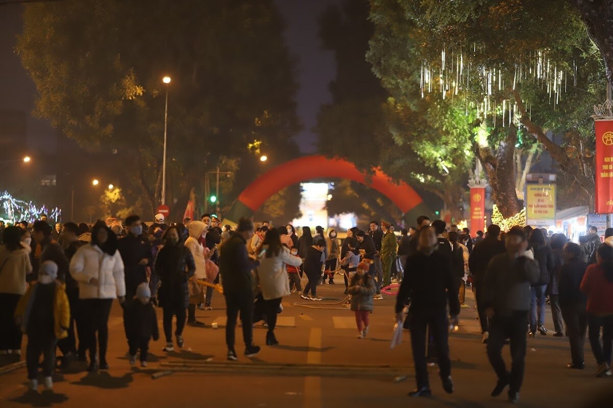 Không gian phố đi bộ Trần Nhân tông và các khu vực phụ cận có chiều dài 1,6 km, Tổng diện tích sử dụng khoảng 11.000m2 (trong đó khoảng 4.800m2 mặt nước).