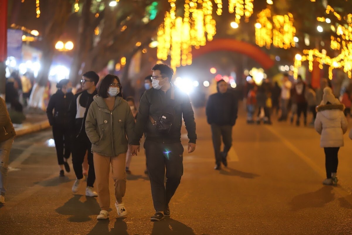 Trong giai đoạn 1, không gian đi bộ hoạt động từ thứ Bảy đến Chủ nhật hằng tuần và các ngày lễ, sự kiện theo kế hoạch. Giờ hoạt động mùa hè từ 7h30 thứ Bảy đến 24h Chủ nhật. Mùa đông từ 8h thứ Bảy đến 24h Chủ nhật. Các dịp lễ hoặc khi có sự kiện đặc biệt sẽ được thông báo trước về kế hoạch tổ chức.