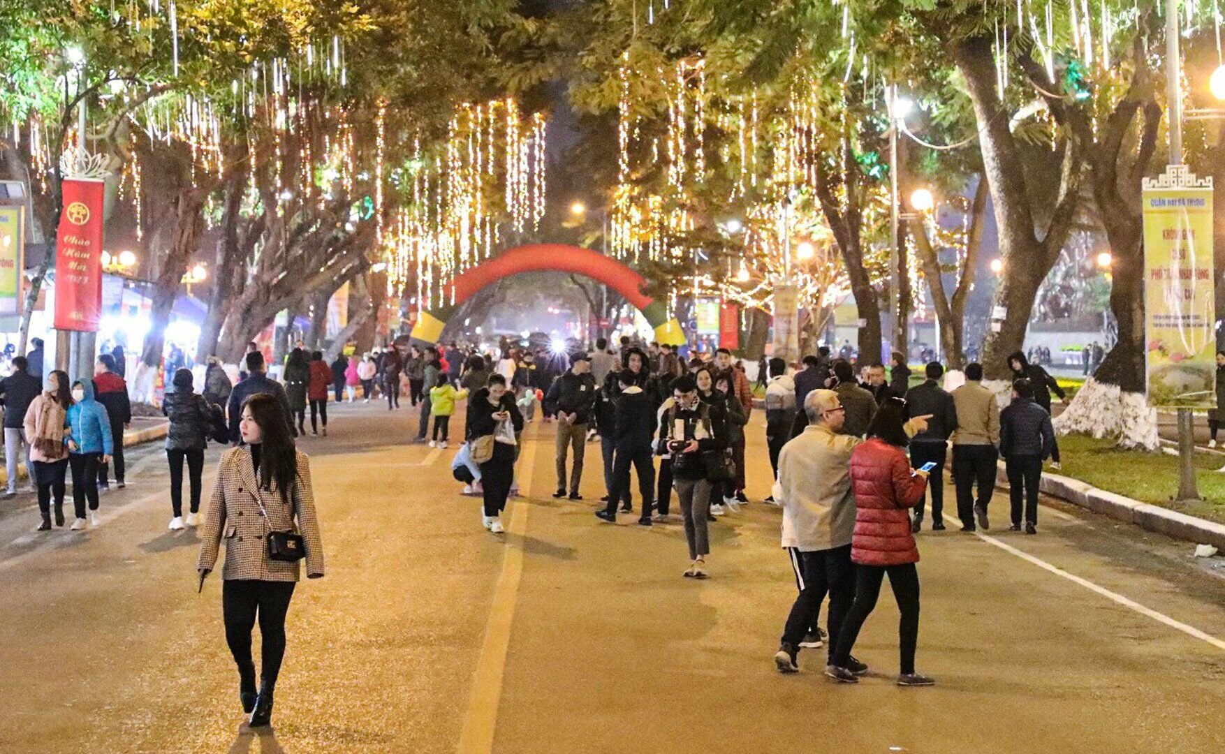 "Tôi được biết, đây là tuyến phố đi bộ thứ 5 tại Thủ đô và hôm nay bắt đâu khai trương nên tôi đã rủ bạn bè đến thăm quan khu phố đi bộ này. Chúng tôi rất ấn tượng về cách trang trí đèn ở đây", chị Vũ Thị Tình (trú tại Thanh Xuân, TP Hà Nội) nêu cảm nhận.
