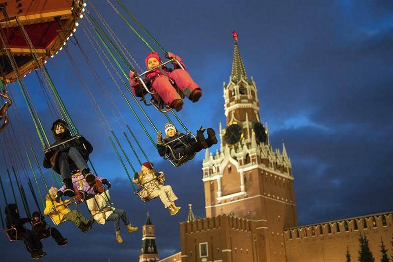 Trong khi đó, tại nước Nga, thủ đô Moscow đã hủy màn trình diễn pháo hoa truyền thống sau khi Thị trưởng Sergei Sobyanin tham khảo ý kiến người dân về hình thức đón năm mới 2023. 
Ảnh: Trẻ em vui chơi tại khu chợ Giáng sinh tại Quảng trường Đỏ, Moscow ngày 25/12. Ảnh - AFP