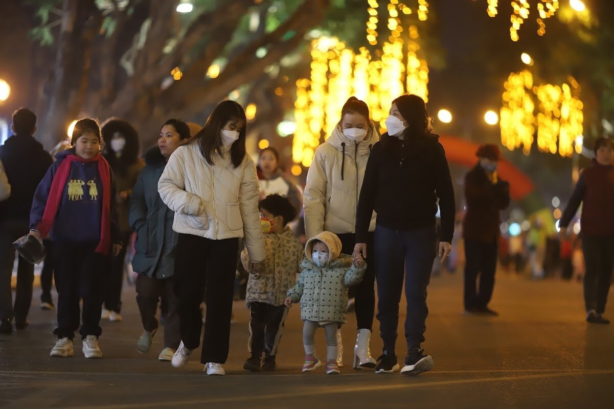 Nhiều gia đình không quản ngại rét mướt dắt trẻ nhỏ đến tham quan phố đi bộ này.