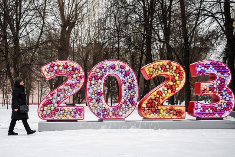 Bà Irina Shapovalova, 51 tuổi, người dân Moscow, cho biết mong ước lớn nhất trong năm 2023 của bà là “không khí hòa bình”. 
Trong khi đó, đài truyền hình nhà nước Nga VGTRK cam kết mang đến không khí năm mới cho người dân bất chấp thay đổi trong đất nước và trên thế giới. 
Ảnh: Đường phố Moscow trang hoàng đón năm mới 2023. Ảnh - TTXVN