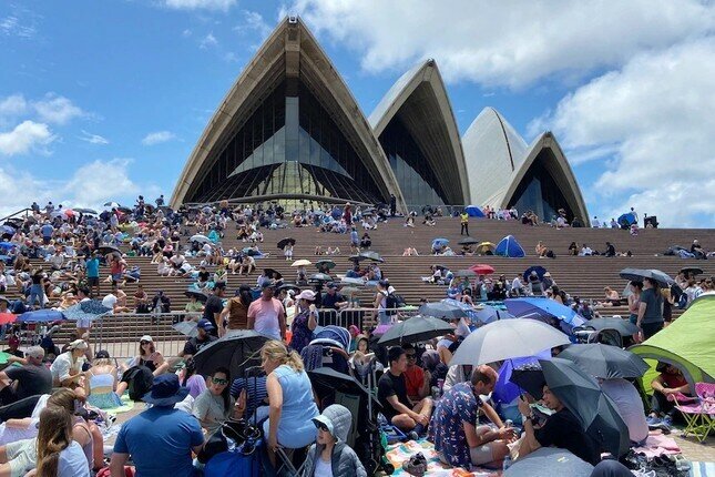 Thành phố Sydney sẽ là một trong những thành phố đầu tiên trên thế giới bước sang năm 2023. Australia đã mở lại biên giới và ước tính hơn 1 triệu người sẽ tập trung tại khu vực cảng Sydney để theo dõi màn trình diễn hơn 100.000 quả pháo hoa thắp sáng bầu trời trong đêm giao thừa 2023 sau 2 năm hạn chế tổ chức lễ hội do ảnh hưởng của dịch Covid-19. Ảnh: Người dân tập trung tại bến cảng Sydney để chào đón năm mới 2023. Ảnh - ABC