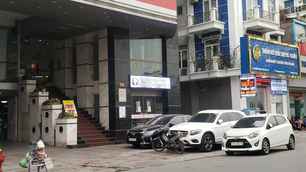 Ô tô đỗ thành hàng 2 trên vỉa hè, chắn toàn bộ phần đường dành cho người đi bộ ở đường Nguyễn Đức Cảnh, quận Lê Chân.