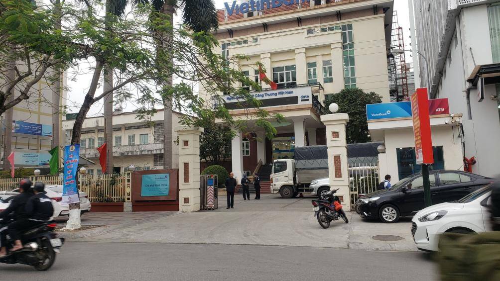Trao đổi với PV, đại diện Sở GTVT Hải Phòng cho biết, việc các xe ô tô đỗ trên vỉa hè là vi phạm quy định.