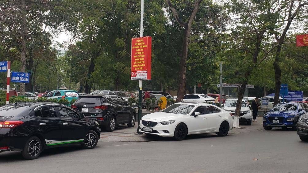 “'Đối với 1 số cơ quan có bộ phận tiếp dân thì được ưu tiên đỗ xe ô tô trên vỉa hè khi trụ sở không có chỗ để xe ô tô. Nếu trước cửa văn phòng, cửa hàng… thì chỉ đỗ không quá 5 phút và phải đảm bảo ATGT", vị đại diện cho hay.